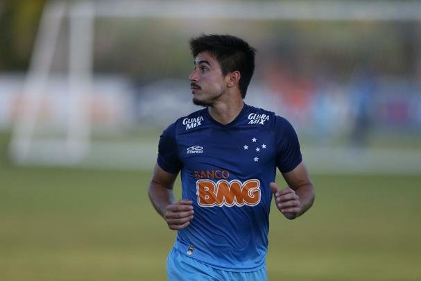 Imagens do treino do Cruzeiro nesta quarta-feira (20/08), na Toca da Raposa II. Tcnico Marcelo Oliveira definiu o time para pegar o Grmio com Fbio; Mayke, Ded, Leo e Egdio; Henrique, Lucas Silva; Everton Ribeiro, Ricardo Goulart e Willian; Jlio Baptista. A atividade foi interrompida em alguns momentos para orientaes do treinador