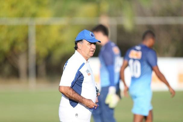Imagens do treino do Cruzeiro nesta quarta-feira (20/08), na Toca da Raposa II. Tcnico Marcelo Oliveira definiu o time para pegar o Grmio com Fbio; Mayke, Ded, Leo e Egdio; Henrique, Lucas Silva; Everton Ribeiro, Ricardo Goulart e Willian; Jlio Baptista. A atividade foi interrompida em alguns momentos para orientaes do treinador