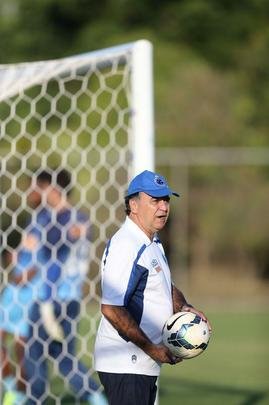 Imagens do treino do Cruzeiro nesta quarta-feira (20/08), na Toca da Raposa II. Tcnico Marcelo Oliveira definiu o time para pegar o Grmio com Fbio; Mayke, Ded, Leo e Egdio; Henrique, Lucas Silva; Everton Ribeiro, Ricardo Goulart e Willian; Jlio Baptista. A atividade foi interrompida em alguns momentos para orientaes do treinador