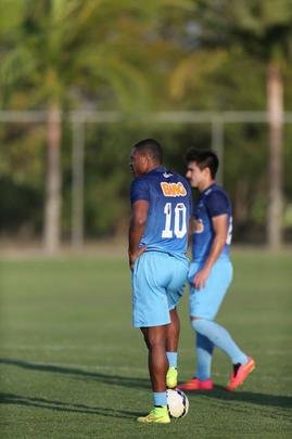 Imagens do treino do Cruzeiro nesta quarta-feira (20/08), na Toca da Raposa II. Tcnico Marcelo Oliveira definiu o time para pegar o Grmio com Fbio; Mayke, Ded, Leo e Egdio; Henrique, Lucas Silva; Everton Ribeiro, Ricardo Goulart e Willian; Jlio Baptista. A atividade foi interrompida em alguns momentos para orientaes do treinador