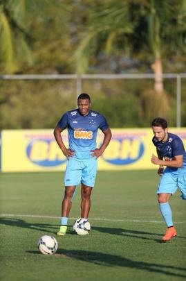 Imagens do treino do Cruzeiro nesta quarta-feira (20/08), na Toca da Raposa II. Tcnico Marcelo Oliveira definiu o time para pegar o Grmio com Fbio; Mayke, Ded, Leo e Egdio; Henrique, Lucas Silva; Everton Ribeiro, Ricardo Goulart e Willian; Jlio Baptista. A atividade foi interrompida em alguns momentos para orientaes do treinador