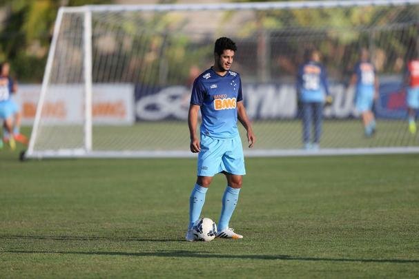 Imagens do treino do Cruzeiro nesta quarta-feira (20/08), na Toca da Raposa II. Tcnico Marcelo Oliveira definiu o time para pegar o Grmio com Fbio; Mayke, Ded, Leo e Egdio; Henrique, Lucas Silva; Everton Ribeiro, Ricardo Goulart e Willian; Jlio Baptista. A atividade foi interrompida em alguns momentos para orientaes do treinador