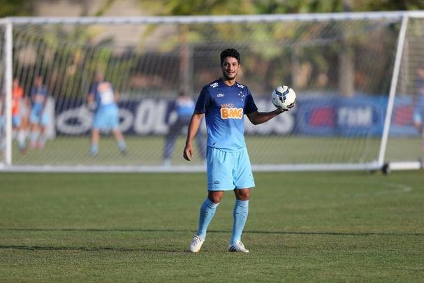 Imagens do treino do Cruzeiro nesta quarta-feira (20/08), na Toca da Raposa II. Tcnico Marcelo Oliveira definiu o time para pegar o Grmio com Fbio; Mayke, Ded, Leo e Egdio; Henrique, Lucas Silva; Everton Ribeiro, Ricardo Goulart e Willian; Jlio Baptista. A atividade foi interrompida em alguns momentos para orientaes do treinador