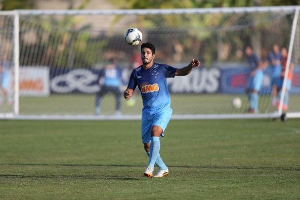 Imagens do treino do Cruzeiro nesta quarta-feira (20/08), na Toca da Raposa II. Tcnico Marcelo Oliveira definiu o time para pegar o Grmio com Fbio; Mayke, Ded, Leo e Egdio; Henrique, Lucas Silva; Everton Ribeiro, Ricardo Goulart e Willian; Jlio Baptista. A atividade foi interrompida em alguns momentos para orientaes do treinador