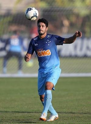 Imagens do treino do Cruzeiro nesta quarta-feira (20/08), na Toca da Raposa II. Tcnico Marcelo Oliveira definiu o time para pegar o Grmio com Fbio; Mayke, Ded, Leo e Egdio; Henrique, Lucas Silva; Everton Ribeiro, Ricardo Goulart e Willian; Jlio Baptista. A atividade foi interrompida em alguns momentos para orientaes do treinador