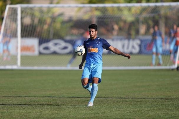 Imagens do treino do Cruzeiro nesta quarta-feira (20/08), na Toca da Raposa II. Tcnico Marcelo Oliveira definiu o time para pegar o Grmio com Fbio; Mayke, Ded, Leo e Egdio; Henrique, Lucas Silva; Everton Ribeiro, Ricardo Goulart e Willian; Jlio Baptista. A atividade foi interrompida em alguns momentos para orientaes do treinador