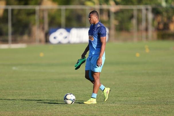 Imagens do treino do Cruzeiro nesta quarta-feira (20/08), na Toca da Raposa II. Tcnico Marcelo Oliveira definiu o time para pegar o Grmio com Fbio; Mayke, Ded, Leo e Egdio; Henrique, Lucas Silva; Everton Ribeiro, Ricardo Goulart e Willian; Jlio Baptista. A atividade foi interrompida em alguns momentos para orientaes do treinador