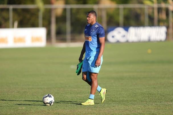 Imagens do treino do Cruzeiro nesta quarta-feira (20/08), na Toca da Raposa II. Tcnico Marcelo Oliveira definiu o time para pegar o Grmio com Fbio; Mayke, Ded, Leo e Egdio; Henrique, Lucas Silva; Everton Ribeiro, Ricardo Goulart e Willian; Jlio Baptista. A atividade foi interrompida em alguns momentos para orientaes do treinador