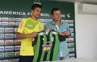 Fotos da apresentao do meia-atacante Renan Oliveira, reforo do Coelho para a sequncia da Srie B do Campeonato Brasileiro