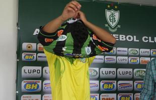 Fotos da apresentao do meia-atacante Renan Oliveira, reforo do Coelho para a sequncia da Srie B do Campeonato Brasileiro