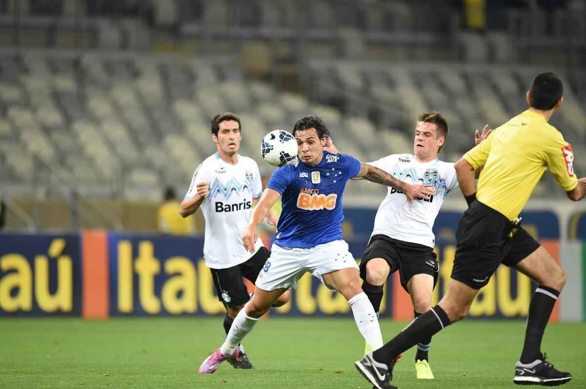 Fotos do jogo entre Cruzeiro e Grmio, no Mineiro, pela 16 rodada do Campeonato Brasileiro