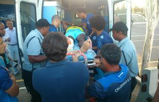 Volante Tinga, do Cruzeiro, dividiu bola com goleiro Rafael, durante treino tcnico, e quebrou a perna direita na Toca da Raposa II