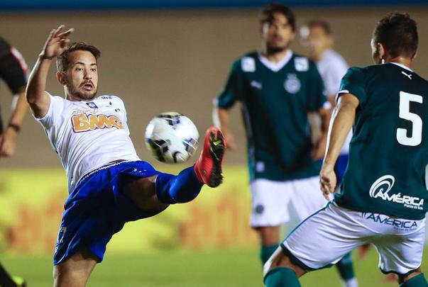 Com gol de Marcelo Moreno, Cruzeiro venceu Goiás no Estádio Serra Dourada, por 1 a 0, e garantiu o título simbólico de campeão do primeiro turno do Brasileiro. No fim, equipe da casa ainda desperdiçou uma cobrança de pênalti.