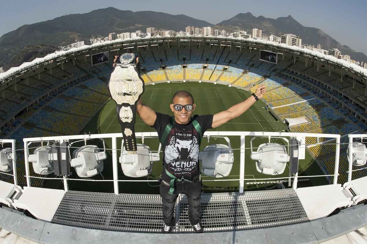 Campeo Jos Aldo exibe o cinturo dos penas no topo do Maracan