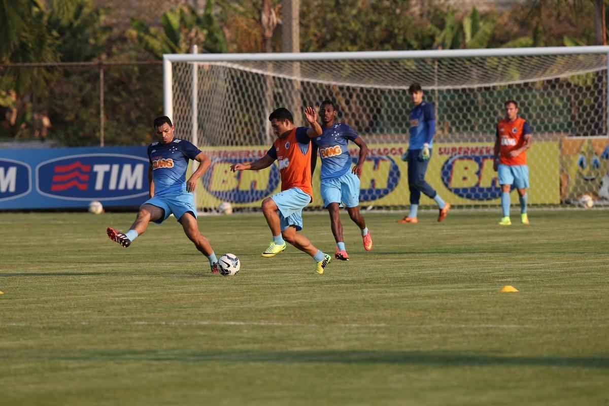 Imagens do treinamento do Cruzeiro nesta tera-feira e do lateral Egdio, lesionado, na Toca da Raposa