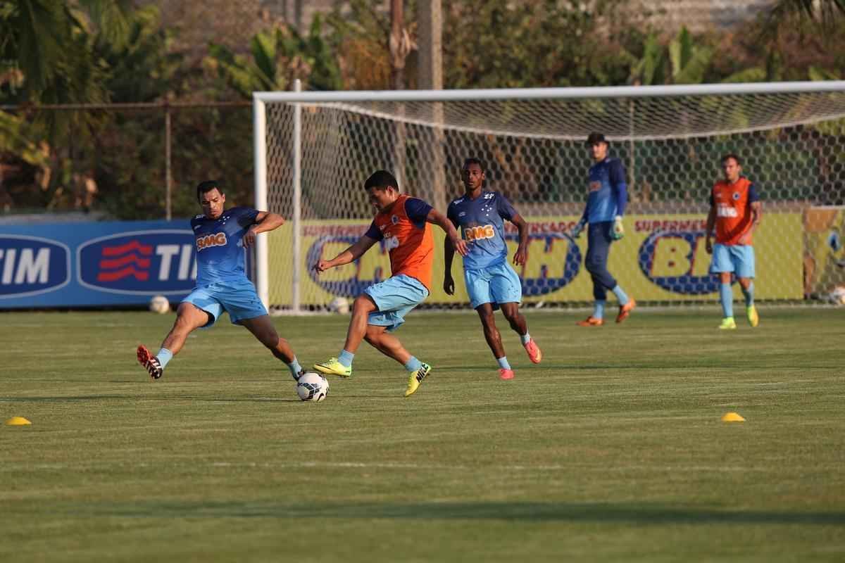 Imagens do treinamento do Cruzeiro nesta tera-feira e do lateral Egdio, lesionado, na Toca da Raposa