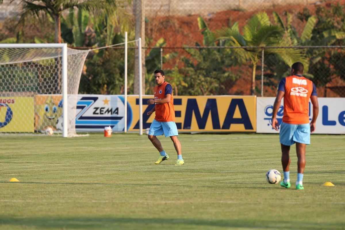 Imagens do treinamento do Cruzeiro nesta tera-feira e do lateral Egdio, lesionado, na Toca da Raposa