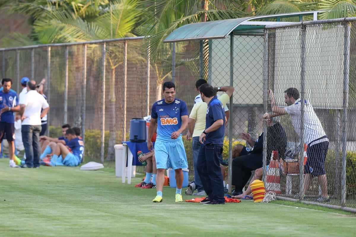 Imagens do treinamento do Cruzeiro nesta tera-feira e do lateral Egdio, lesionado, na Toca da Raposa