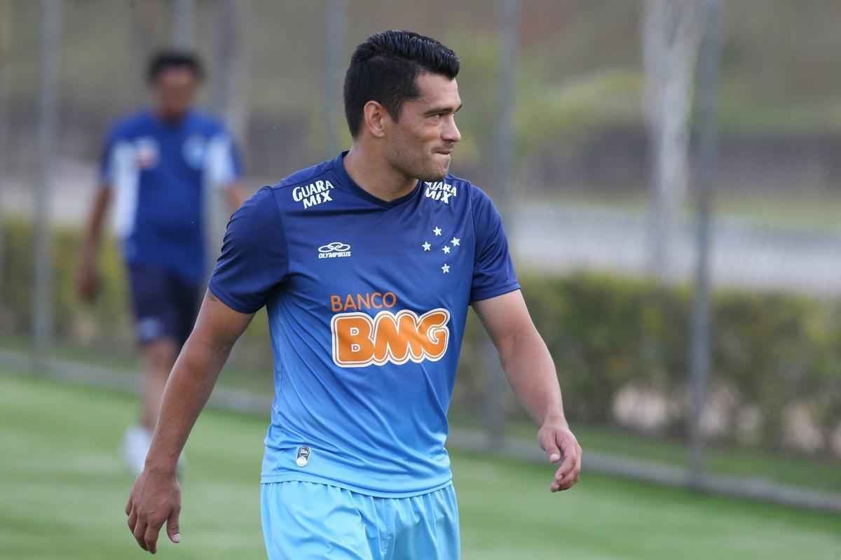 Imagens do treinamento do Cruzeiro nesta tera-feira e do lateral Egdio, lesionado, na Toca da Raposa