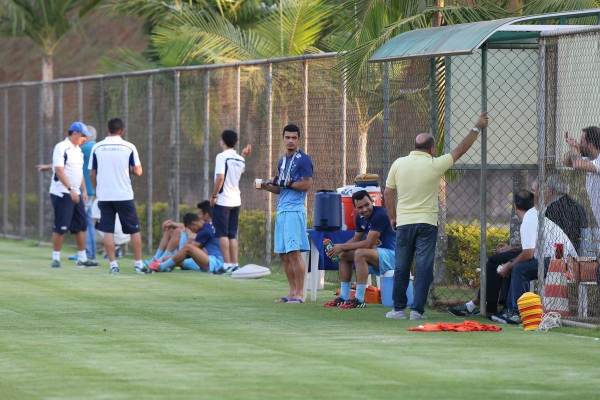 Imagens do treinamento do Cruzeiro nesta tera-feira e do lateral Egdio, lesionado, na Toca da Raposa