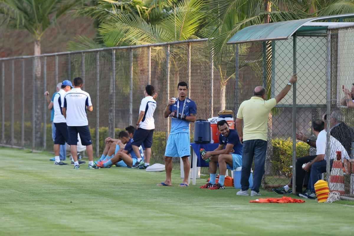 Imagens do treinamento do Cruzeiro nesta tera-feira e do lateral Egdio, lesionado, na Toca da Raposa