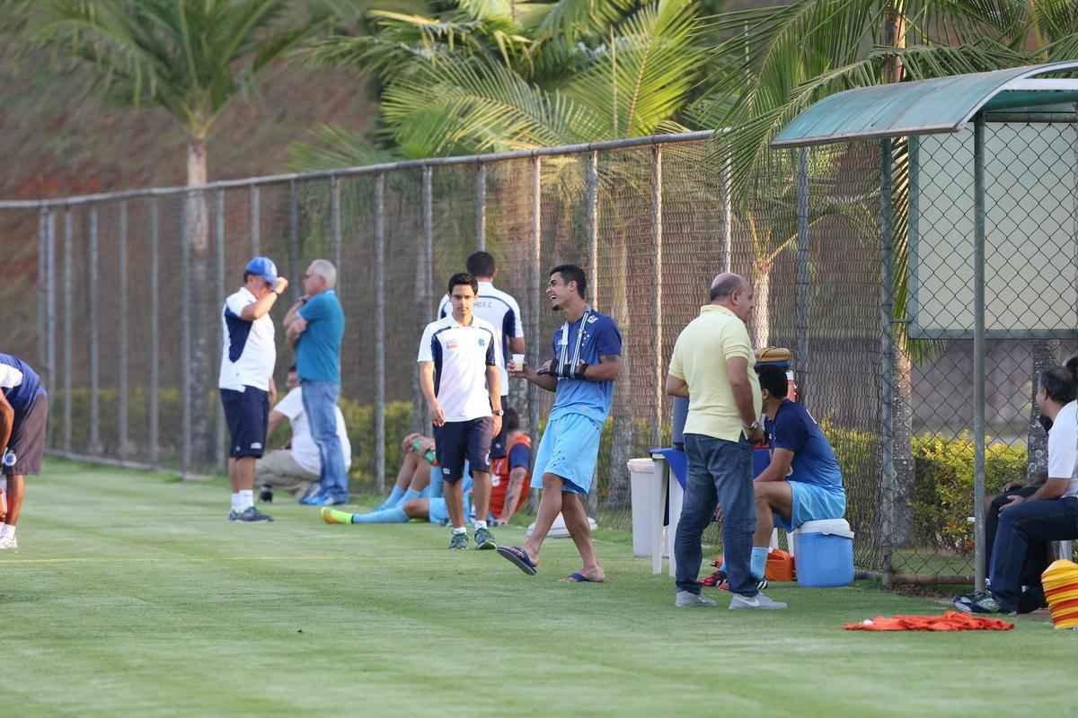 Imagens do treinamento do Cruzeiro nesta tera-feira e do lateral Egdio, lesionado, na Toca da Raposa