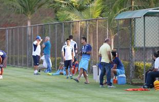 Imagens do treinamento do Cruzeiro nesta tera-feira e do lateral Egdio, lesionado, na Toca da Raposa