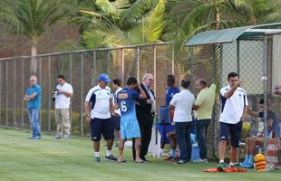 Imagens do treinamento do Cruzeiro nesta tera-feira e do lateral Egdio, lesionado, na Toca da Raposa