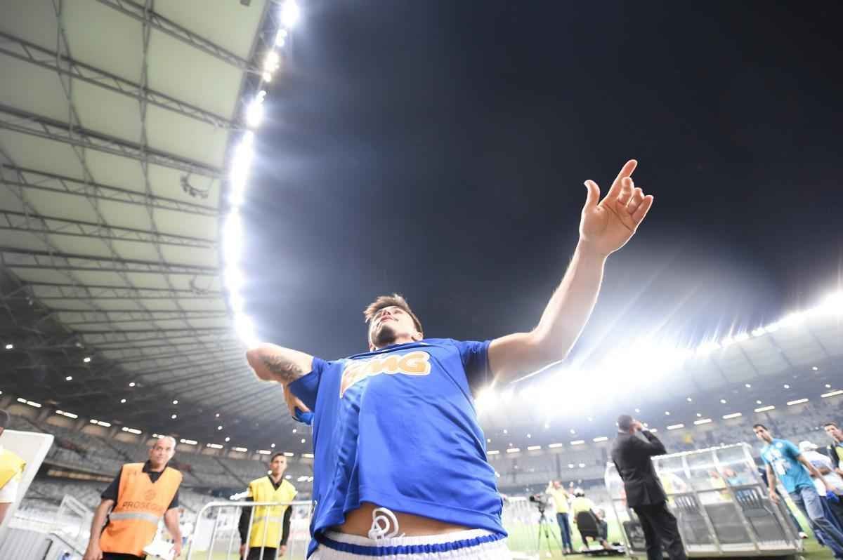 Cruzeiro confeccionou camisa da milsima vitria e atletas jogaram para torcedores depois da goleada por 5 a 0 sobre o Santa Rita