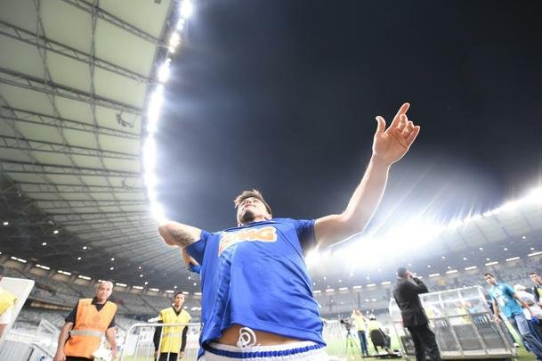 Cruzeiro confeccionou camisa da milsima vitria e atletas jogaram para torcedores depois da goleada por 5 a 0 sobre o Santa Rita