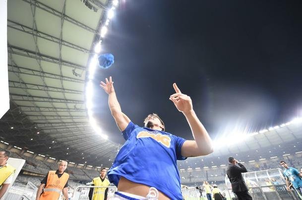 Cruzeiro confeccionou camisa da milsima vitria e atletas jogaram para torcedores depois da goleada por 5 a 0 sobre o Santa Rita