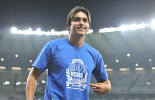 Cruzeiro confeccionou camisa da milsima vitria e atletas jogaram para torcedores depois da goleada por 5 a 0 sobre o Santa Rita