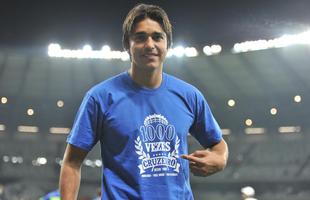Cruzeiro confeccionou camisa da milsima vitria e atletas jogaram para torcedores