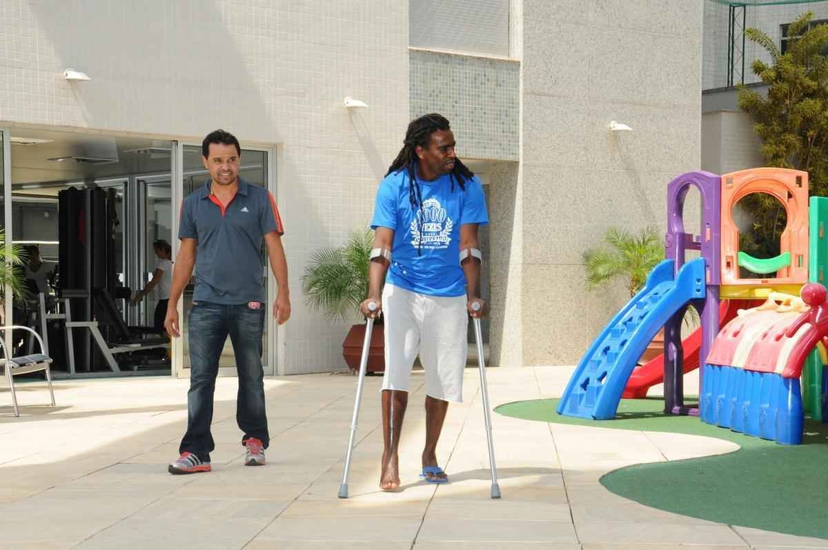 Volante celeste se recupera de uma grave fratura na tbia e na fbula da perna direita 