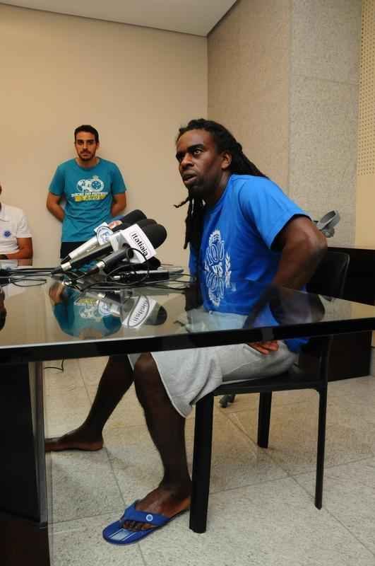 Volante celeste se recupera de uma grave fratura na tbia e na fbula da perna direita 