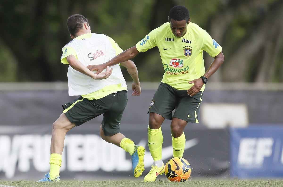 O Brasil treinou com Jefferson; Maicon, David Luiz, Miranda e Filipe Lus; Luiz Gustavo, Ramires, Oscar e Willian; Diego Tardelli e Neymar. Goulart, do Cruzeiro, chegou a receber o colete de titular, mas acabou no ficando entre os 11 durante a atividade