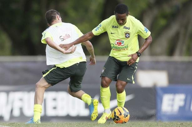 O Brasil treinou com Jefferson; Maicon, David Luiz, Miranda e Filipe Luís; Luiz Gustavo, Ramires, Oscar e Willian; Diego Tardelli e Neymar. Goulart, do Cruzeiro, chegou a receber o colete de titular, mas acabou não ficando entre os 11 durante a atividade