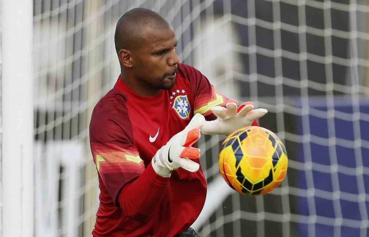 O Brasil treinou com Jefferson; Maicon, David Luiz, Miranda e Filipe Lus; Luiz Gustavo, Ramires, Oscar e Willian; Diego Tardelli e Neymar. Goulart, do Cruzeiro, chegou a receber o colete de titular, mas acabou no ficando entre os 11 durante a atividade