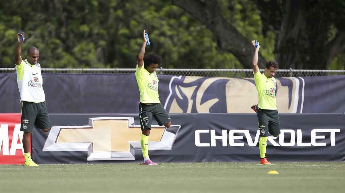 O Brasil treinou com Jefferson; Maicon, David Luiz, Miranda e Filipe Lus; Luiz Gustavo, Ramires, Oscar e Willian; Diego Tardelli e Neymar. Goulart, do Cruzeiro, chegou a receber o colete de titular, mas acabou no ficando entre os 11 durante a atividade