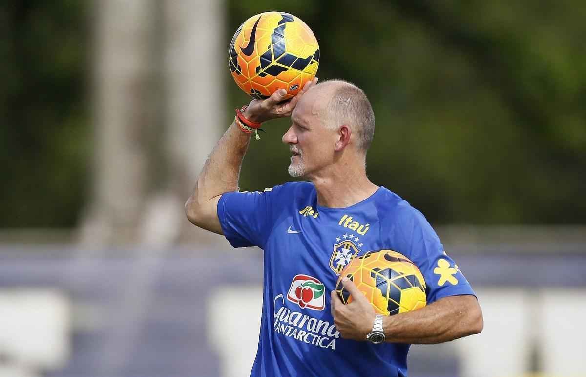 O Brasil treinou com Jefferson; Maicon, David Luiz, Miranda e Filipe Lus; Luiz Gustavo, Ramires, Oscar e Willian; Diego Tardelli e Neymar. Goulart, do Cruzeiro, chegou a receber o colete de titular, mas acabou no ficando entre os 11 durante a atividade