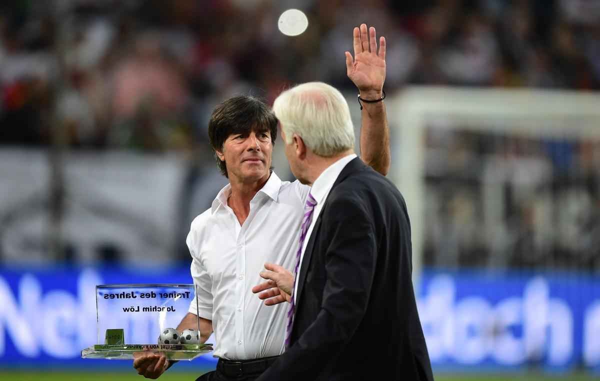 Imagens do amistoso entre Alemanha e Argentina em Dusseldorf. Jogo reeditou a final da Copa do Mundo no Brasil, vencida pelos alemes. Tata Martino estreou no comando argentino, enquanto jogadores aposentados da seleo germnica, casos de Mertesacker, Lahm e Klose, receberam homenagens