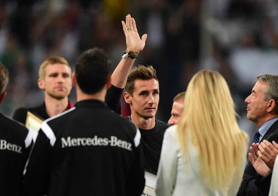 Imagens do amistoso entre Alemanha e Argentina em Dusseldorf. Jogo reeditou a final da Copa do Mundo no Brasil, vencida pelos alemes. Tata Martino estreou no comando argentino, enquanto jogadores aposentados da seleo germnica, casos de Mertesacker, Lahm e Klose, receberam homenagens