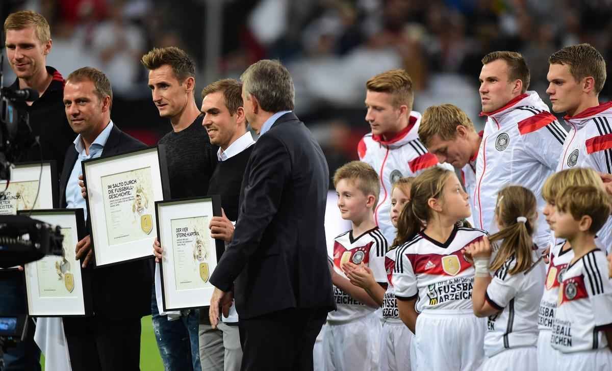 Imagens do amistoso entre Alemanha e Argentina em Dusseldorf. Jogo reeditou a final da Copa do Mundo no Brasil, vencida pelos alemes. Tata Martino estreou no comando argentino, enquanto jogadores aposentados da seleo germnica, casos de Mertesacker, Lahm e Klose, receberam homenagens