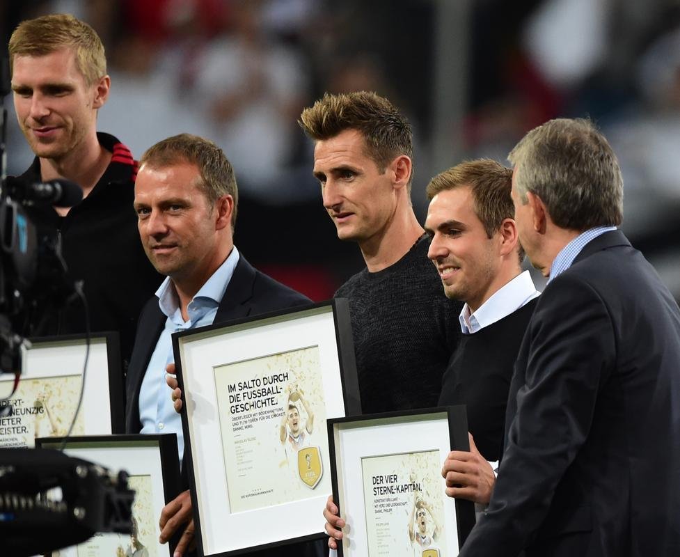 Imagens do amistoso entre Alemanha e Argentina em Dusseldorf. Jogo reeditou a final da Copa do Mundo no Brasil, vencida pelos alemes. Tata Martino estreou no comando argentino, enquanto jogadores aposentados da seleo germnica, casos de Mertesacker, Lahm e Klose, receberam homenagens