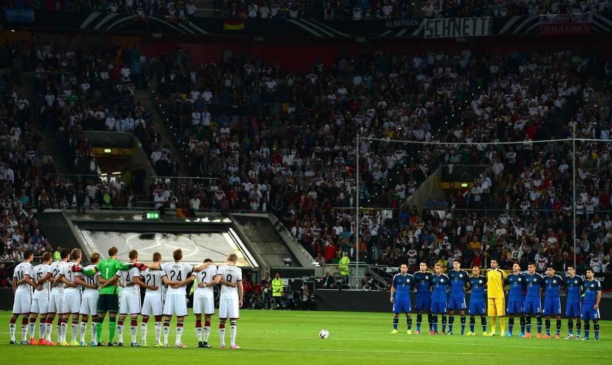 Imagens do amistoso entre Alemanha e Argentina em Dusseldorf. Jogo reeditou a final da Copa do Mundo no Brasil, vencida pelos alemes. Tata Martino estreou no comando argentino, enquanto jogadores aposentados da seleo germnica, casos de Mertesacker, Lahm e Klose, receberam homenagens
