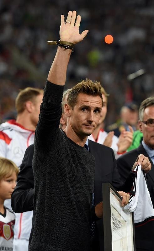 Imagens do amistoso entre Alemanha e Argentina em Dusseldorf. Jogo reeditou a final da Copa do Mundo no Brasil, vencida pelos alemes. Tata Martino estreou no comando argentino, enquanto jogadores aposentados da seleo germnica, casos de Mertesacker, Lahm e Klose, receberam homenagens