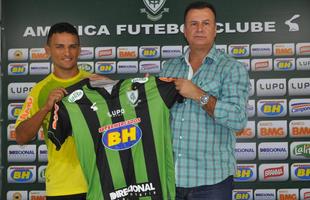 Lateral-esquerdo estava no Bahia e foi apresentado pelo gerente de futebol do Amrica, Flvio Lopes