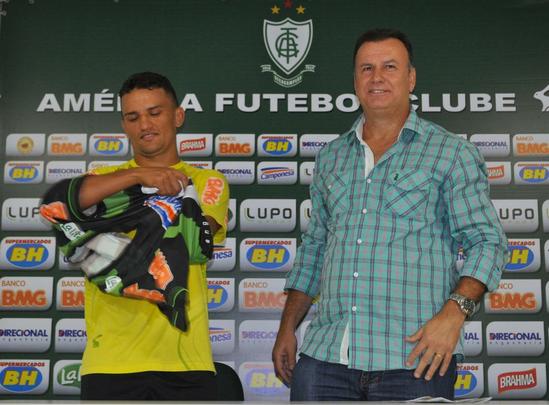 Lateral-esquerdo estava no Bahia e foi apresentado por Flvio Lopes, gerente de futebol do Amrica