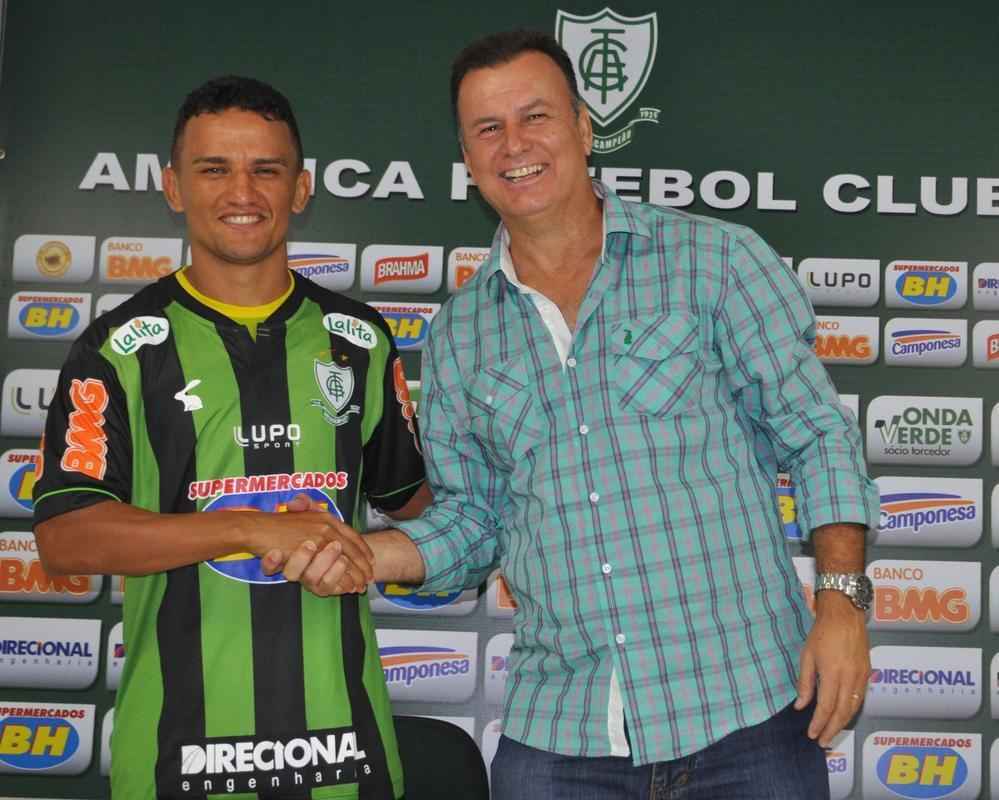 Lateral-esquerdo estava no Bahia e foi apresentado por Flvio Lopes, gerente de futebol do Amrica