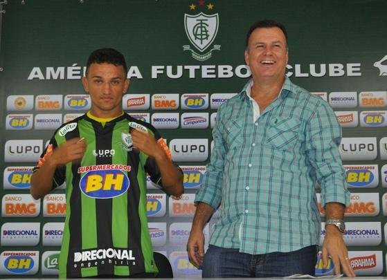 Lateral-esquerdo estava no Bahia e foi apresentado por Flávio Lopes, gerente de futebol do América